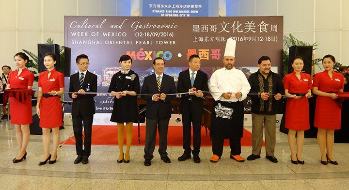 Iluminan la Pearl Tower con los colores de México - CsP1sM-XEAAPHc5