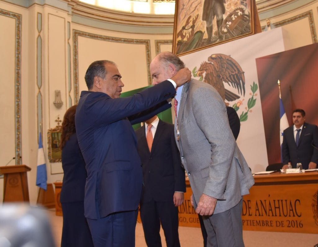 Enrique Krauze recibe presea Sentimientos de la Nación - CsRyxm8VMAAnqNz-1024x797