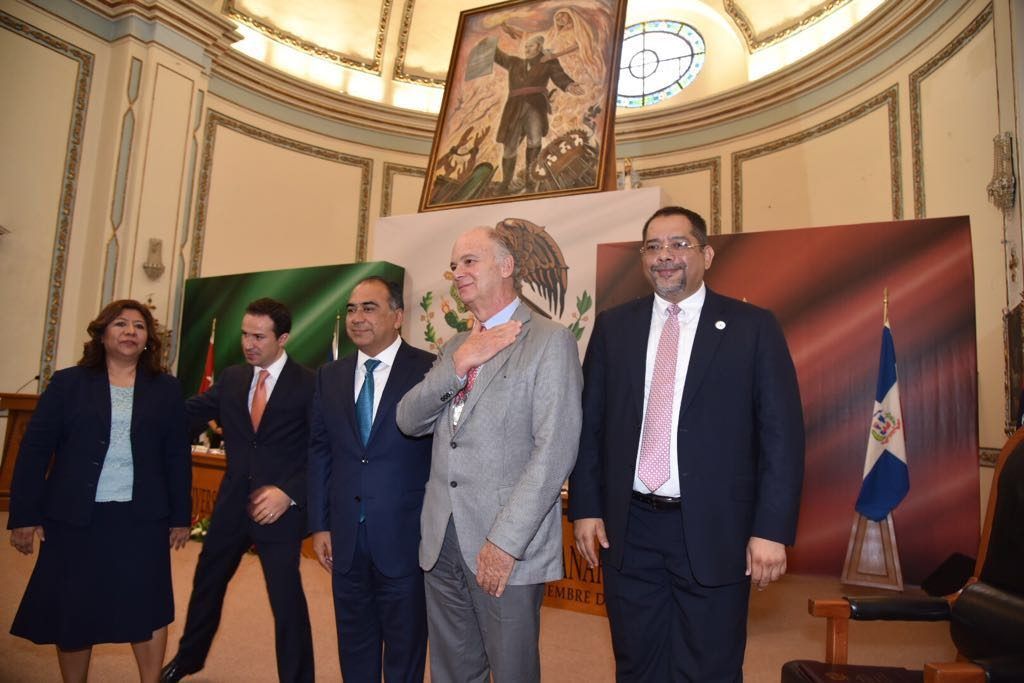 Enrique Krauze recibe presea Sentimientos de la Nación - CsRyzakVIAESNys-1024x683