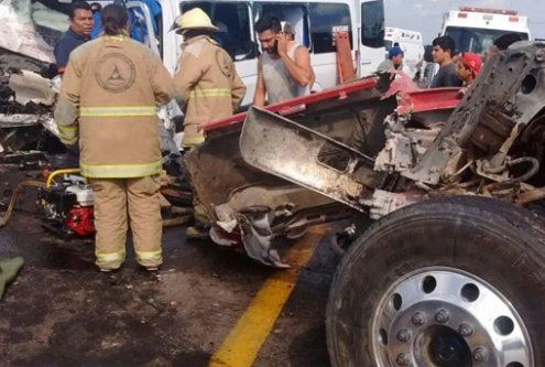 Accidente deja 11 muertos y ocho heridos en Jalisco - CsSFDXEVYAEveh2