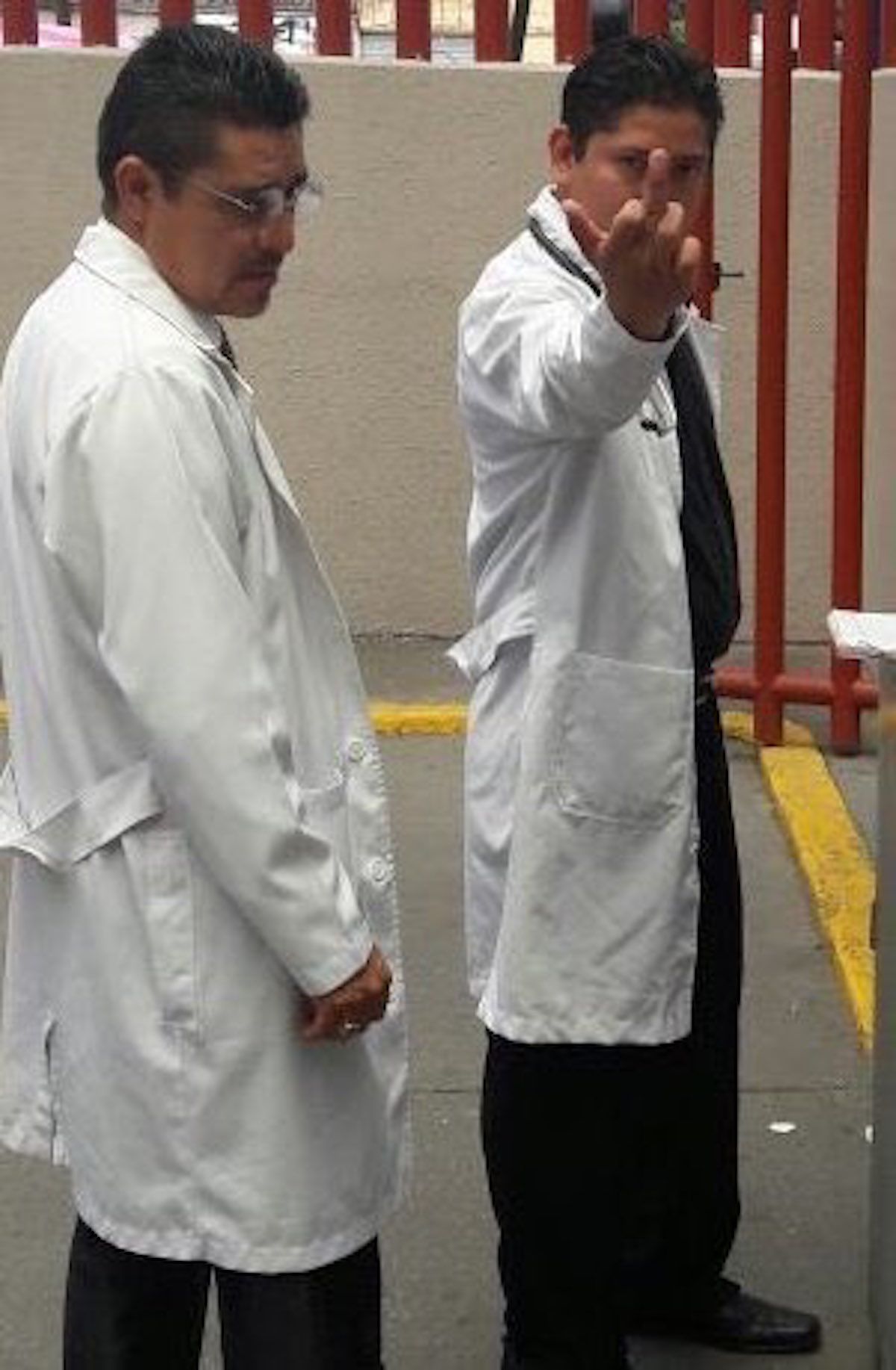 Médico niega atención a paciente y hace señas obscenas - CskH_6QVYAAvzW_-1