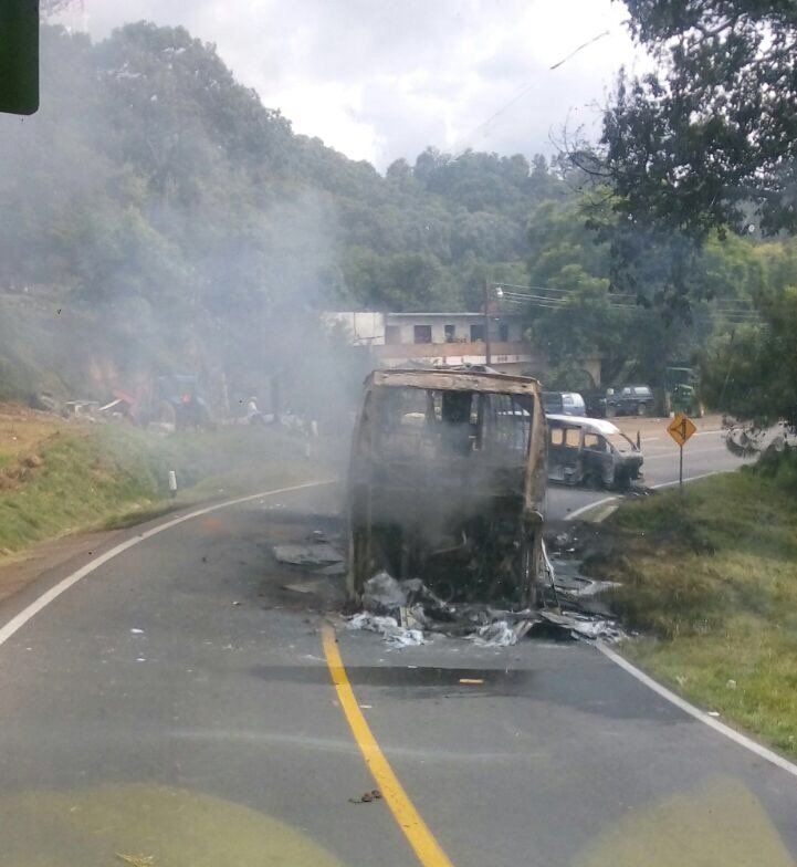 Detienen a 49 normalistas por quemar vehículos en carretera de Michoacán - CtZLdwaUAAQPmQF