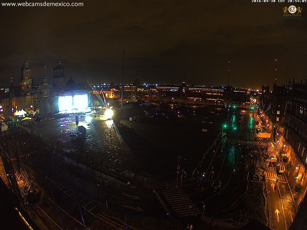Jóvenes hacen fila para ingresar al Zócalo por concierto de Waters - CtpZ8suUkAA7wf2-1024x768