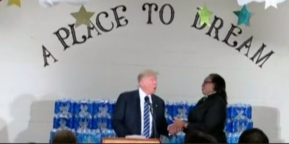 Video: pastor interrumpe a Donald Trump mientras atacaba a Hillary Clinton