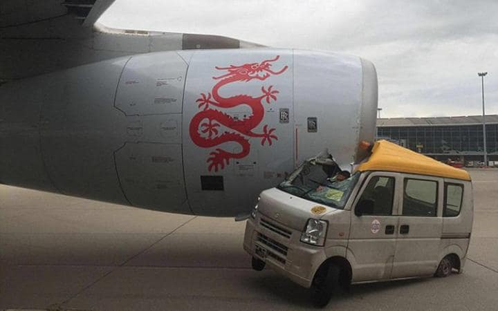 Video: camioneta choca con un avión