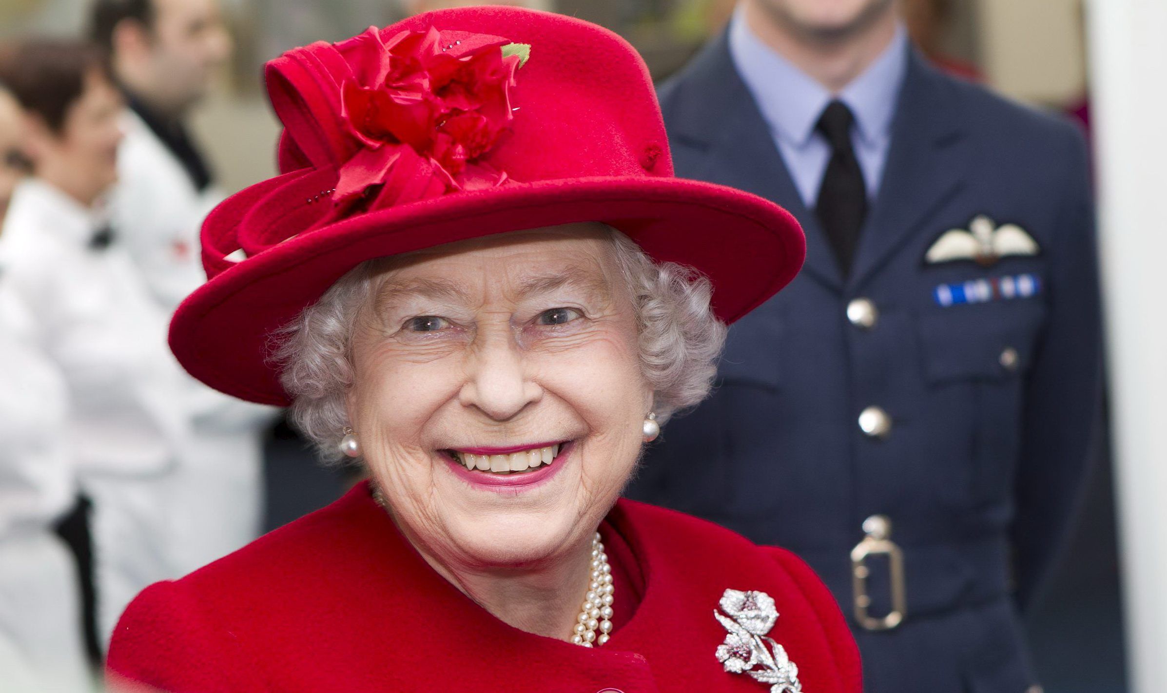 La reina Isabel II maneja camioneta por Escocia