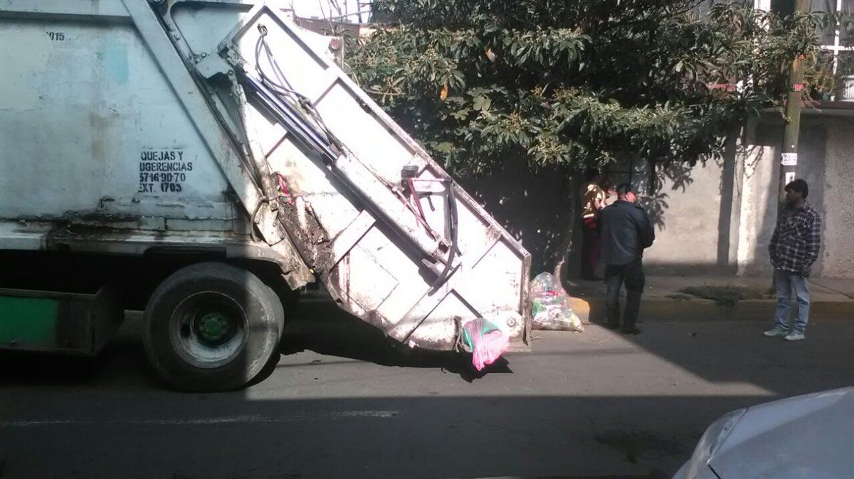 Hallan feto en camión de basura de Nezahualcóyotl