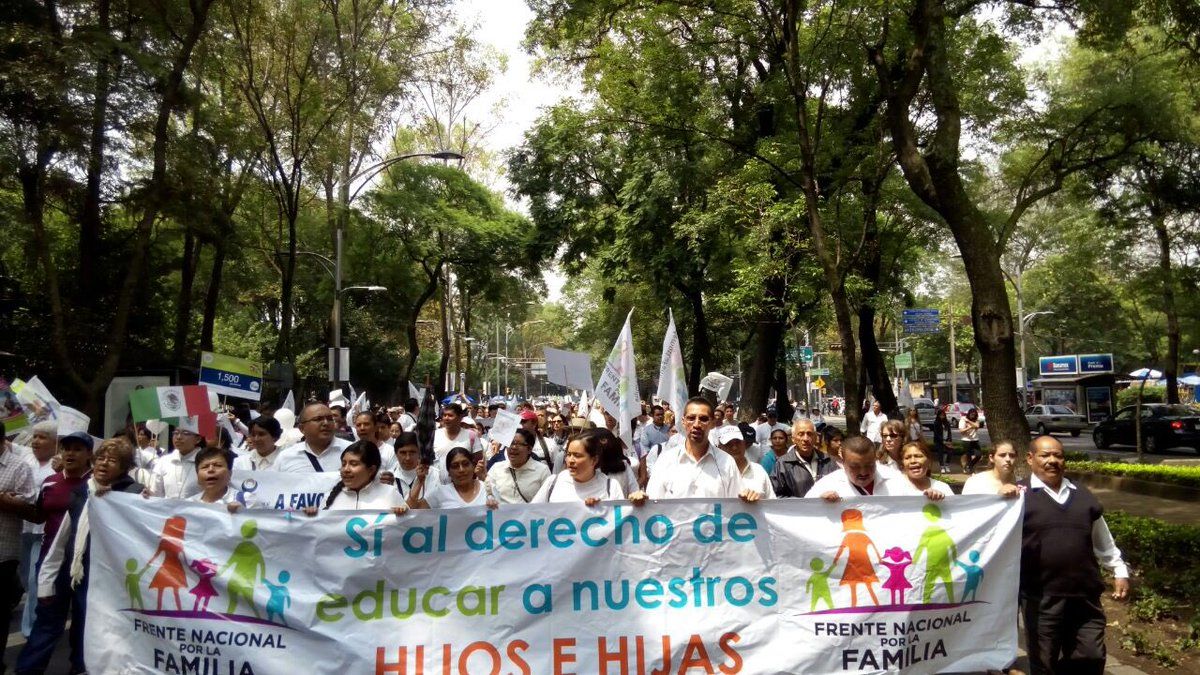 Frente Nacional por la Familia se manifiesta en el Ángel de la Independencia