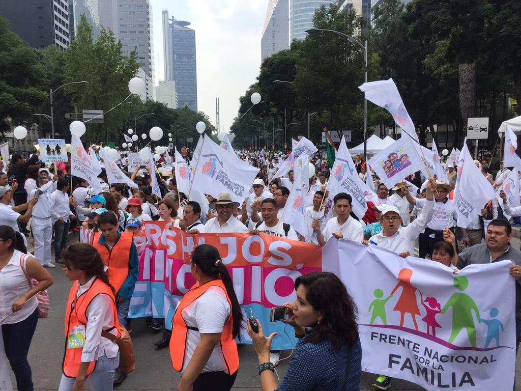 Frente Nacional por la Familia se manifiesta en el Ángel de la Independencia - Frente-Nacional-por-la-Familia-13