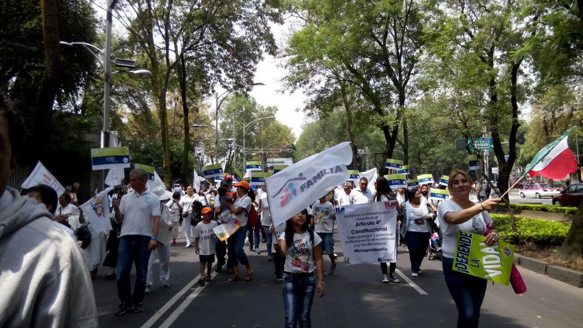 Frente Nacional por la Familia se manifiesta en el Ángel de la Independencia - Frente-Nacional-por-la-Familia-2-1