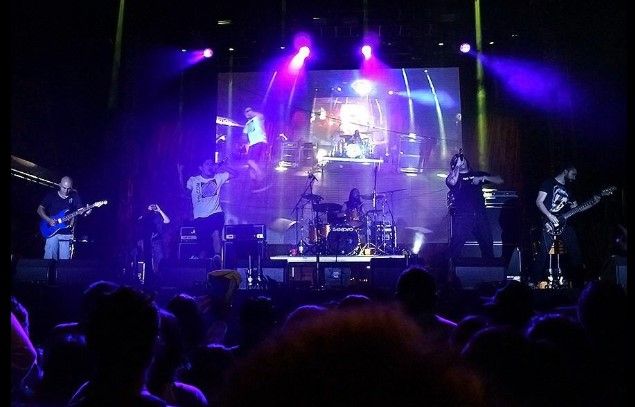 Genitallica ayuda a una fan que se desmayó en concierto