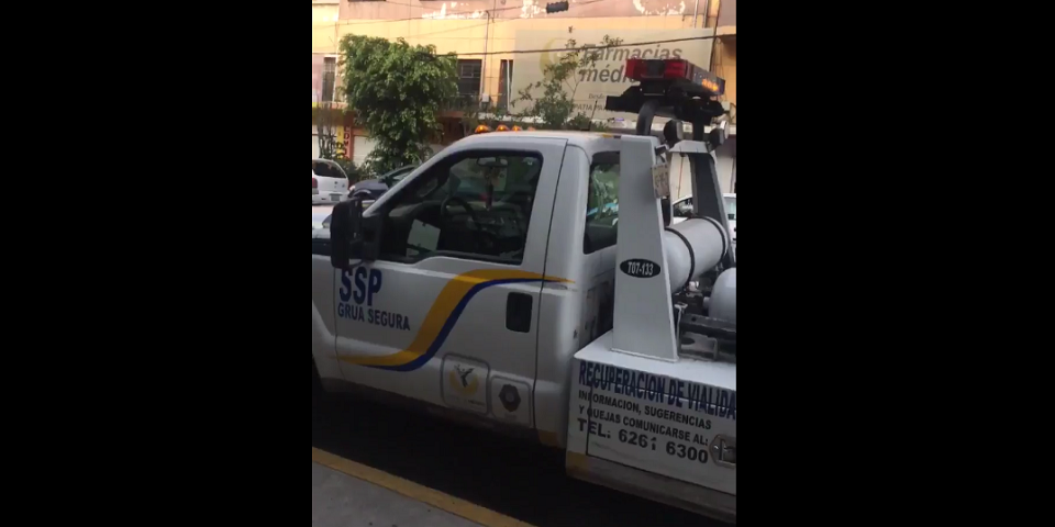 Video: captan a grúa de Tránsito capitalina mal estacionada