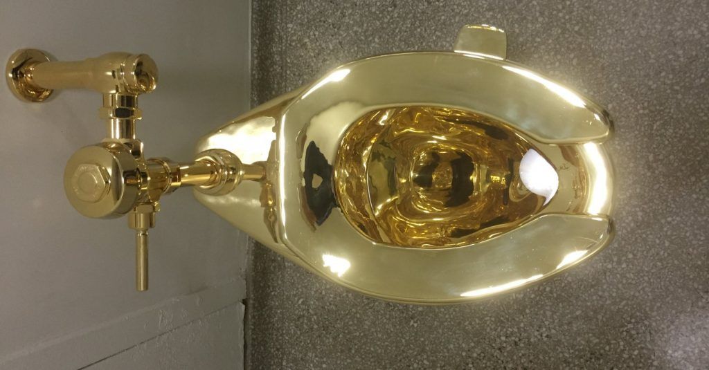 Instalan taza de baño de oro en el Museo Guggenheim - Guggenheim-tasa-de-baño-oro-1024x535