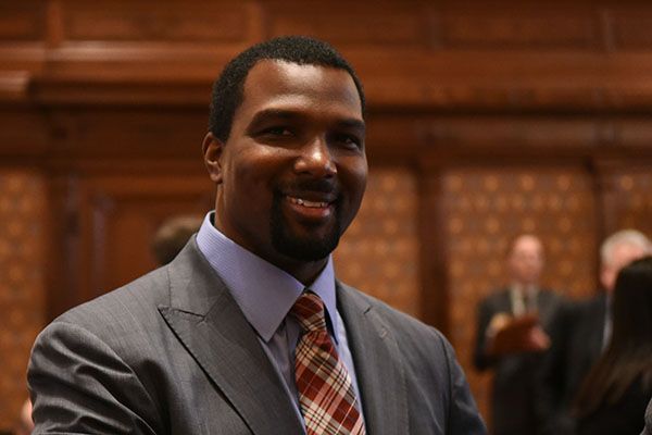 Exjugador de la NFL le da paliza a 4 ladrones - Harris071516