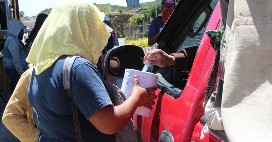 Normalistas toman caseta en Oaxaca en apoyo a la CNTE