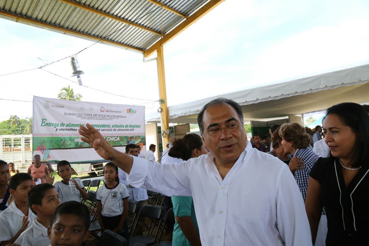 Guerrero entrega apoyos a municipios de la Costa Chica
