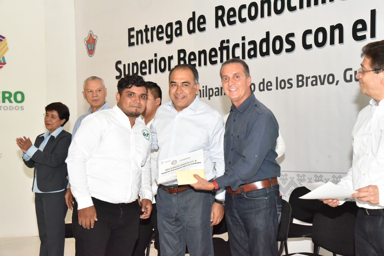 Entrega Héctor Astudillo apoyos económicos para estudiar en el extranjero