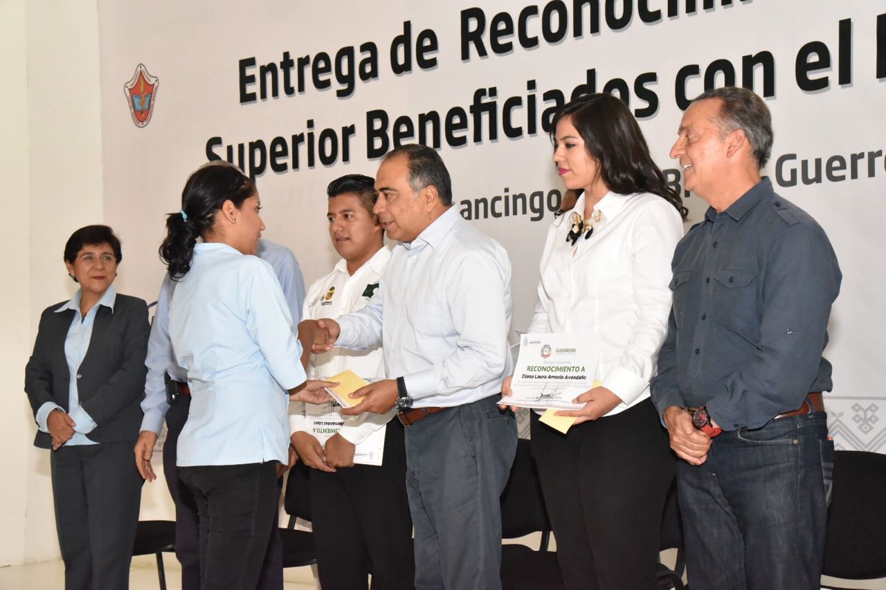 Entrega Héctor Astudillo apoyos económicos para estudiar en el extranjero - IMG-20160919-WA0243