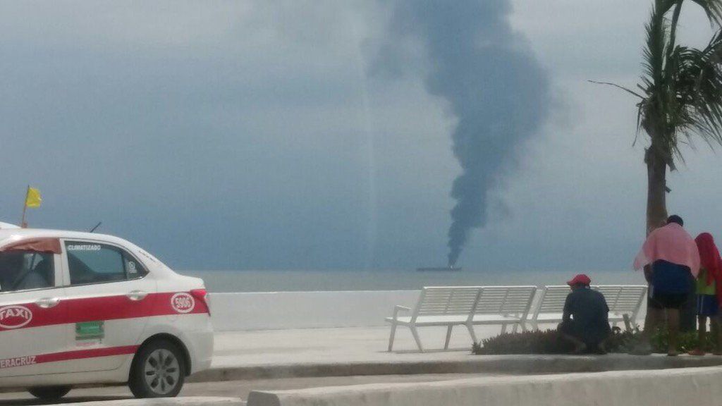 Explota buque de PEMEX con 90 mil barriles de combustible en Veracruz