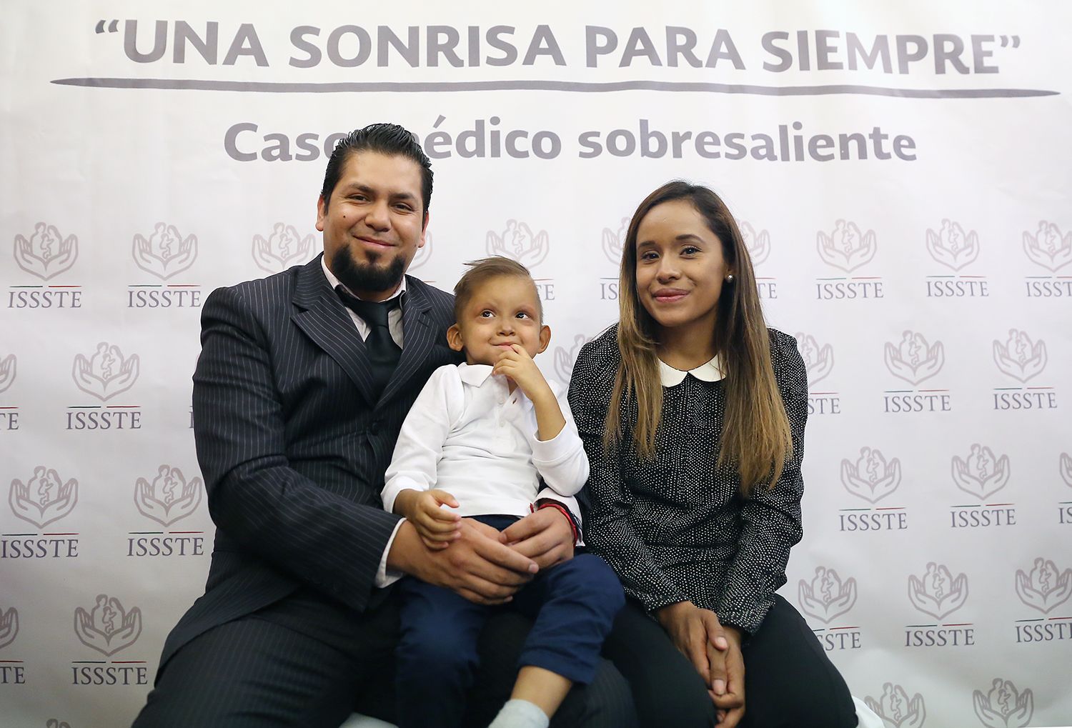 ISSSTE diseña prótesis dentales totales a niño con alteración genética