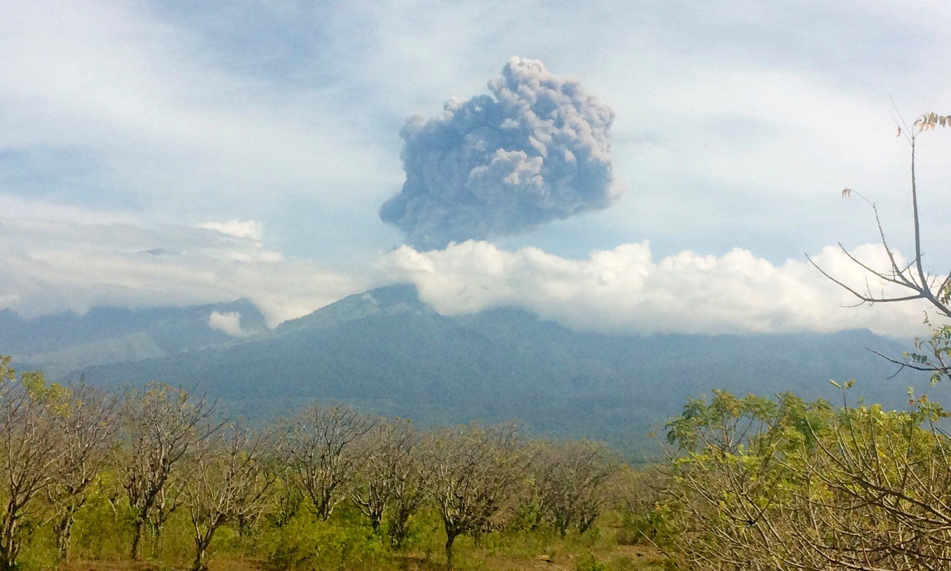 Erupción de volcán en Indonesia deja a 400 turistas atrapados