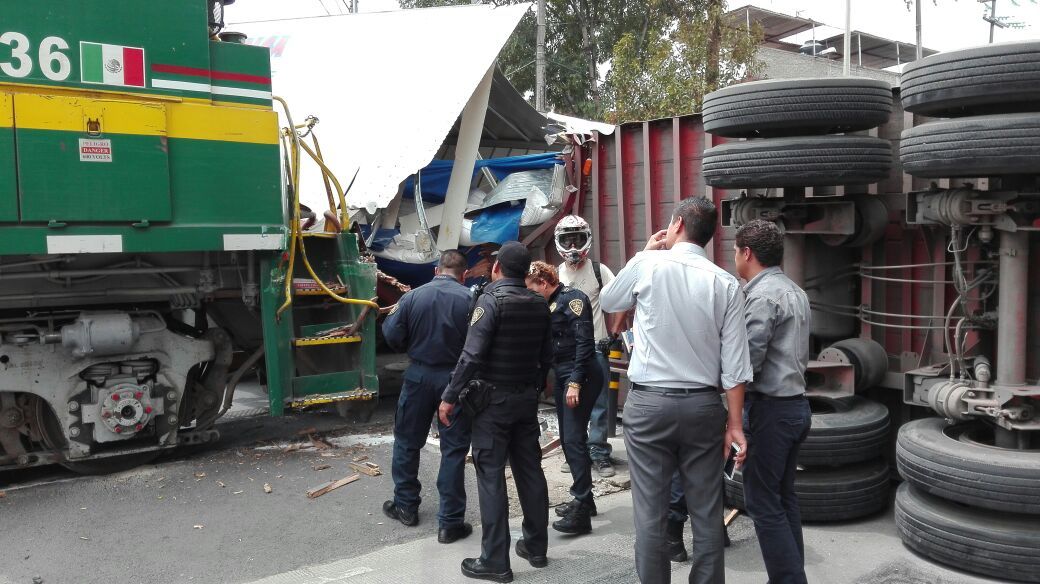 Tren embiste a tráiler en Insurgentes Norte - Insurgentes-y-Clave-Tren-AlanTenorio