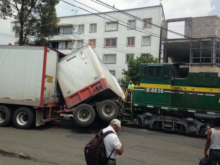 Tren embiste a tráiler en Insurgentes Norte