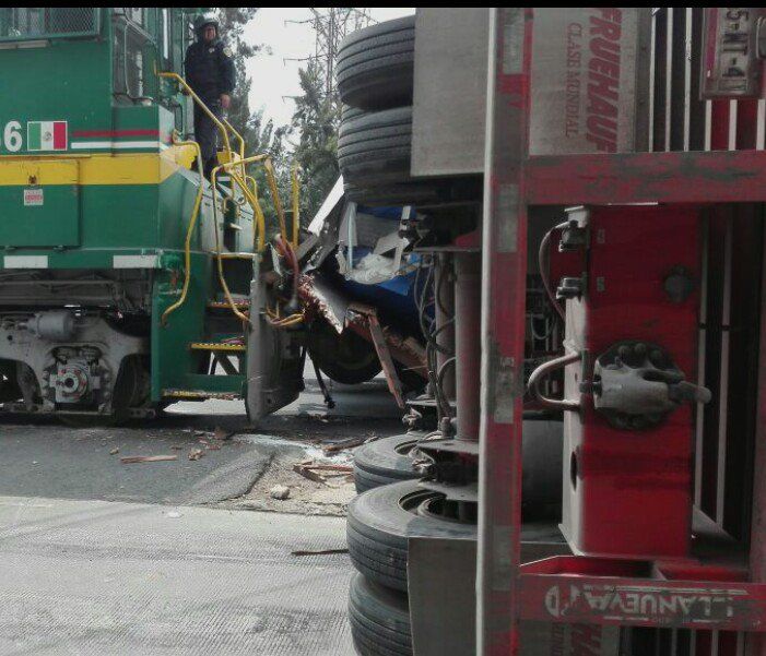 Tren embiste a tráiler en Insurgentes Norte - Insurgentes-y-Clave-Tren-bsk_mtz