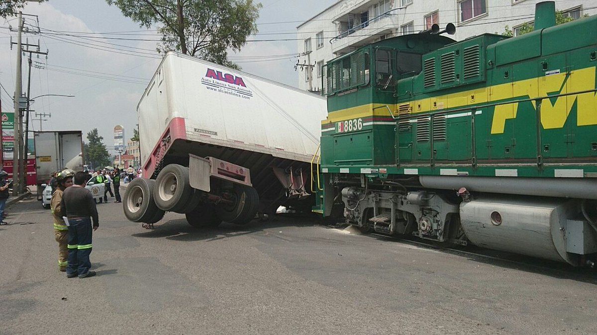 Tren embiste a tráiler en Insurgentes Norte - Insurgentes-y-Clave-Tren-letraroja-2