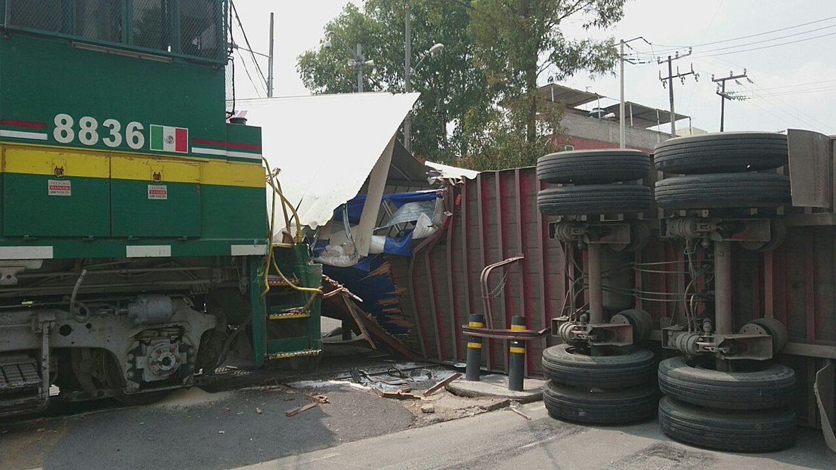 Tren embiste a tráiler en Insurgentes Norte - Insurgentes-y-Clave-Tren-letraroja