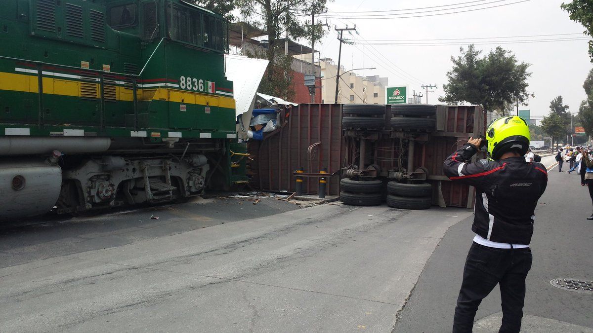 Tren embiste a tráiler en Insurgentes Norte - Insurgentes-y-Clave-Tren