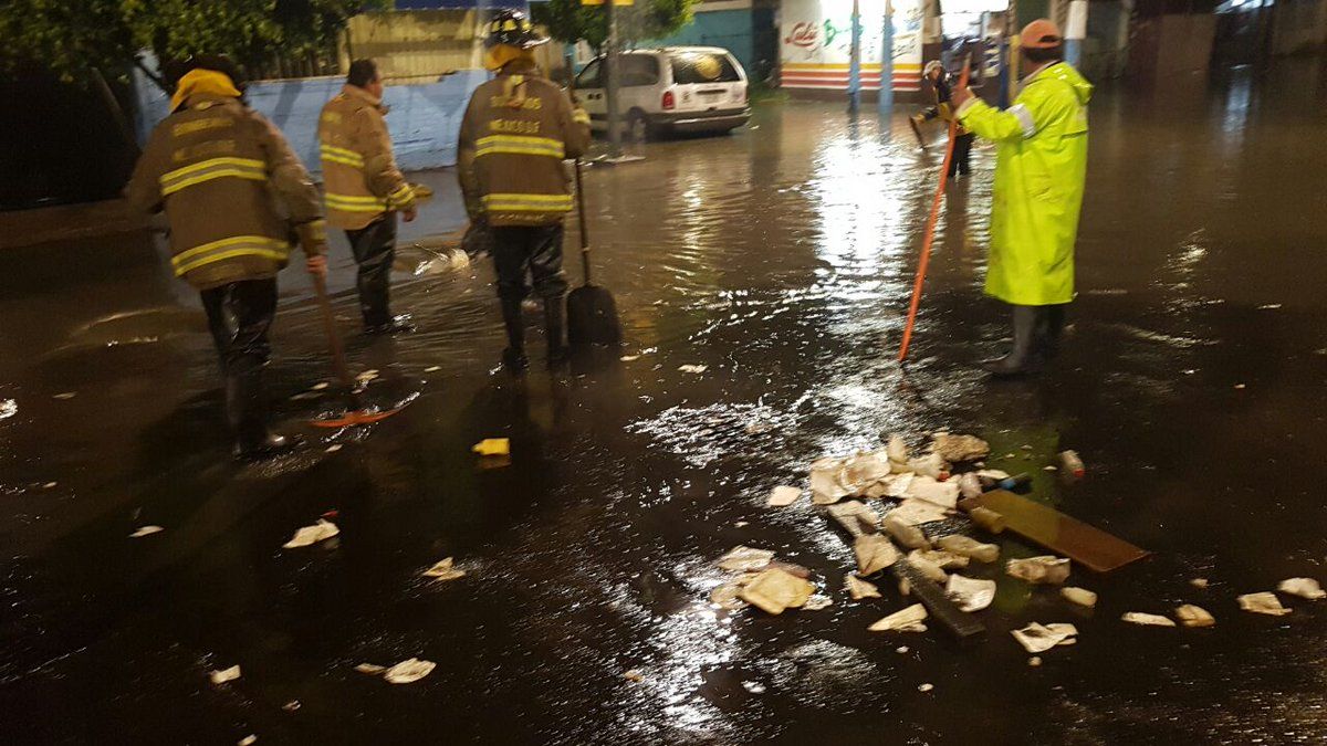 Inundaciones dejan bienes bajo el agua en Iztapalapa