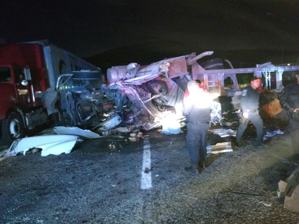Un muerto tras volcadura de tráiler en Tlalnepantla