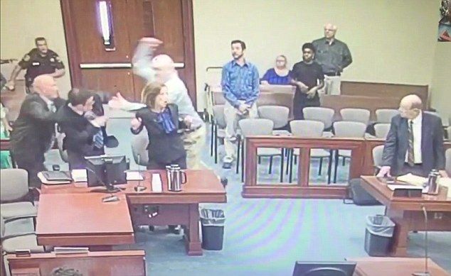 Video: acusado de abuso sexual infantil ataca a fiscal antes de recibir sentencia