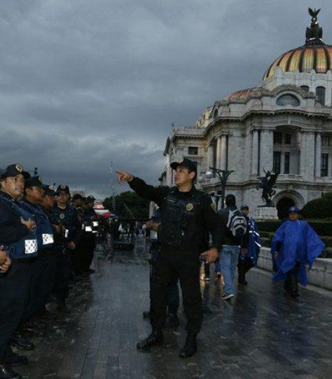 Fans ya esperan a Juan Gabriel en Bellas Artes - Juan-Gabriel-Bellas-Artes-6