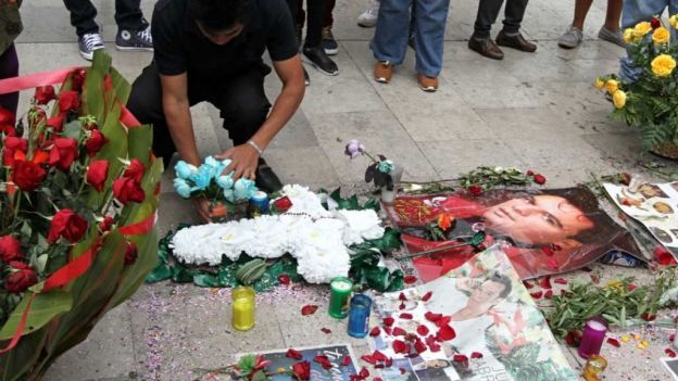 Fans ya esperan a Juan Gabriel en Bellas Artes - Juan-Gabriel-Bellas-Artes-7