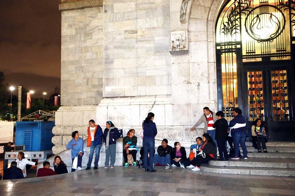 Fans ya esperan a Juan Gabriel en Bellas Artes - Juan-Gabriel-Bellas-Artes-EstebanInforma-2