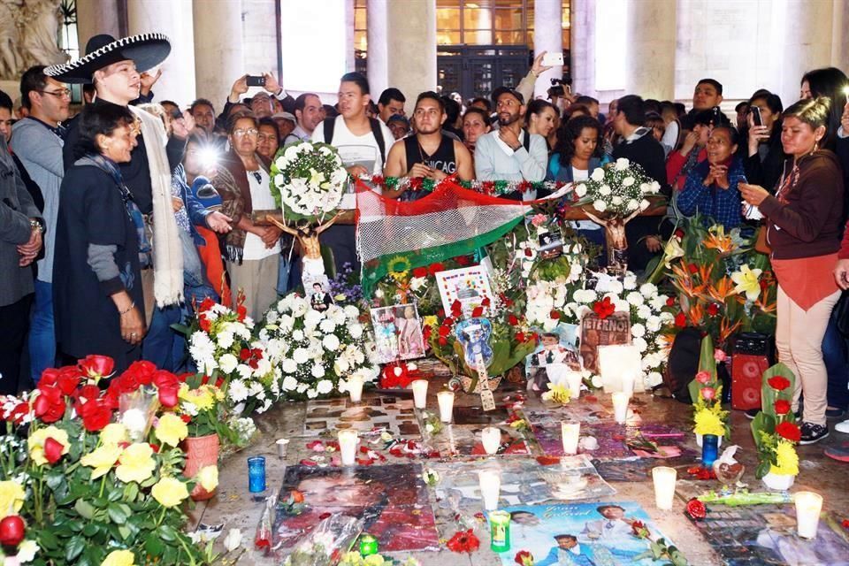 Fans ya esperan a Juan Gabriel en Bellas Artes - Juan-Gabriel-Bellas-Artes-EstebanInforma