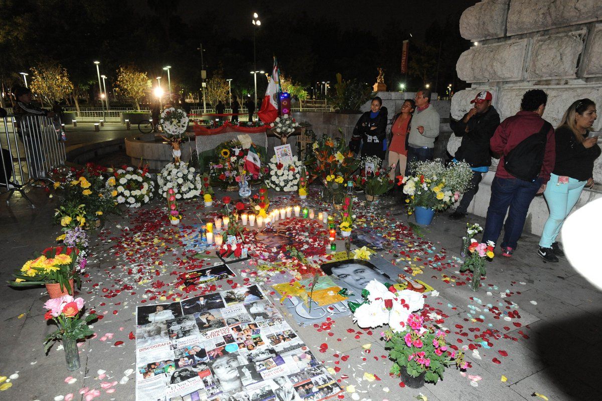 Fans ya esperan a Juan Gabriel en Bellas Artes - Juan-Gabriel-Bellas-Artes-HJMP_MX