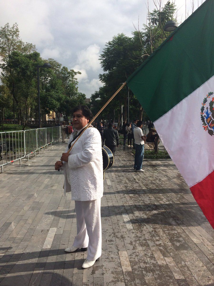 Fans ya esperan a Juan Gabriel en Bellas Artes - Juan-Gabriel-Bellas-Artes-LaloGonzalezM-2