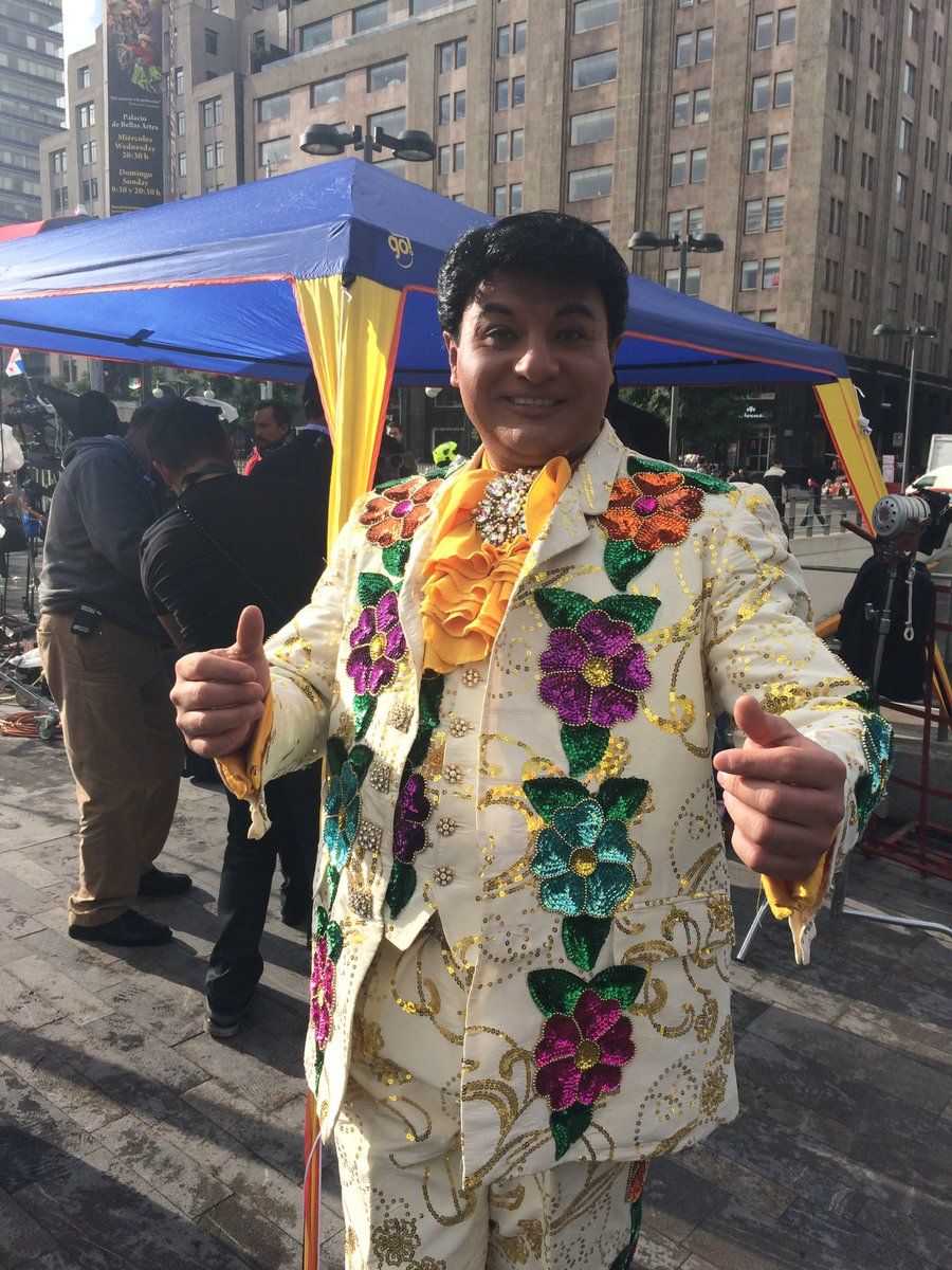 Fans ya esperan a Juan Gabriel en Bellas Artes - Juan-Gabriel-Bellas-Artes-LaloGonzalezM