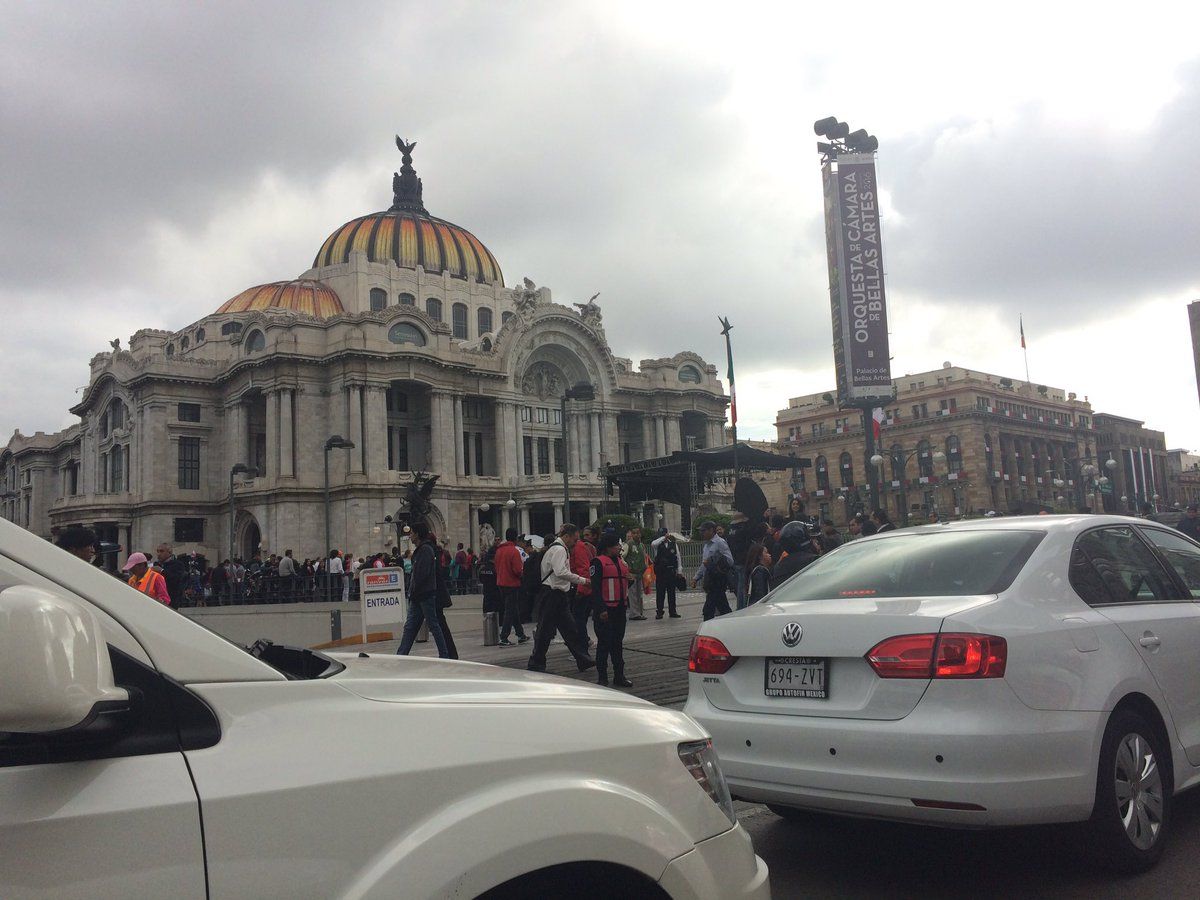 Fans ya esperan a Juan Gabriel en Bellas Artes - Juan-Gabriel-Bellas-Artes-MICHELLECORAZON-4
