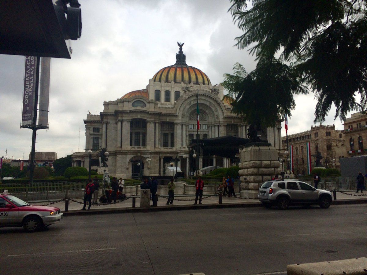 Fans ya esperan a Juan Gabriel en Bellas Artes - Juan-Gabriel-Bellas-Artes-MICHELLECORAZON