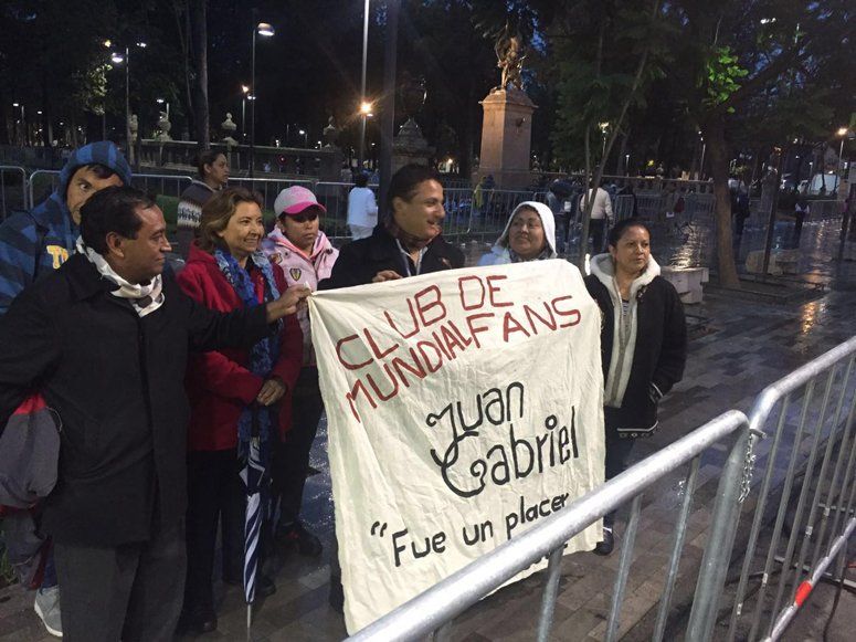 Fans ya esperan a Juan Gabriel en Bellas Artes - Juan-Gabriel-Bellas-Artes-Siete24Noticias-2