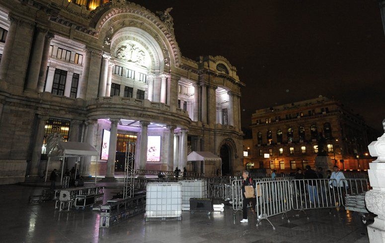 Fans ya esperan a Juan Gabriel en Bellas Artes