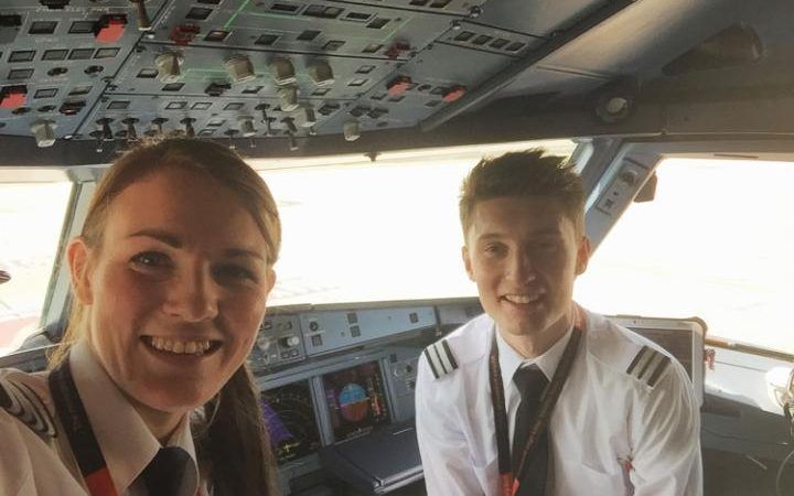 La capitana de aerolínea comercial más joven en el mundo - Kate-McWilliams-Luke-Elsworth