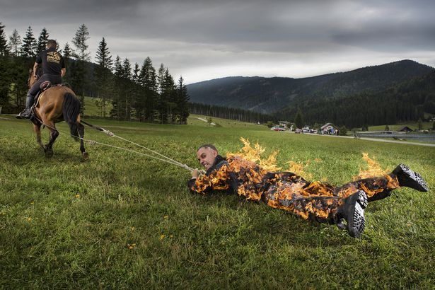Los nuevos récords del libro Guinness - Longest-distance-pulled-by-a-horse-full-body-burn