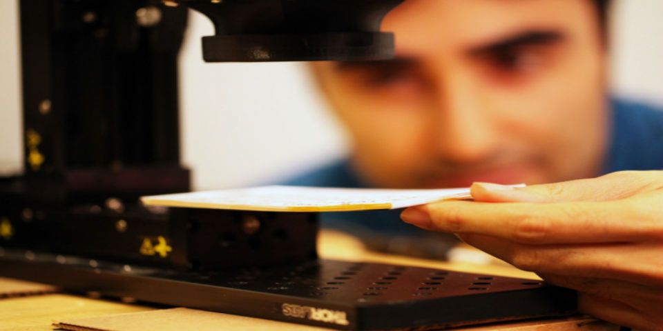 Crean artefacto capaz de leer libros sin abrirlos