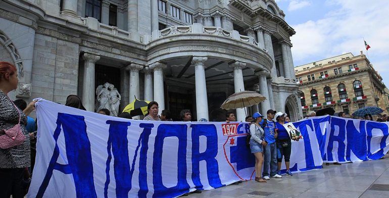 Realizan marcha en memoria de Juan Gabriel