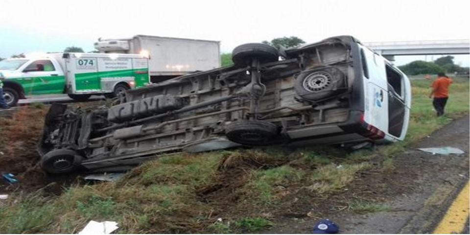 Volcadura de camioneta deja cinco muertos en Veracruz